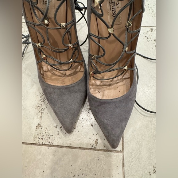 J4. Valentino Rock Stud Gray Suede Lace Up High Heel Pumps Pointed Toe - Picture 6 of 8